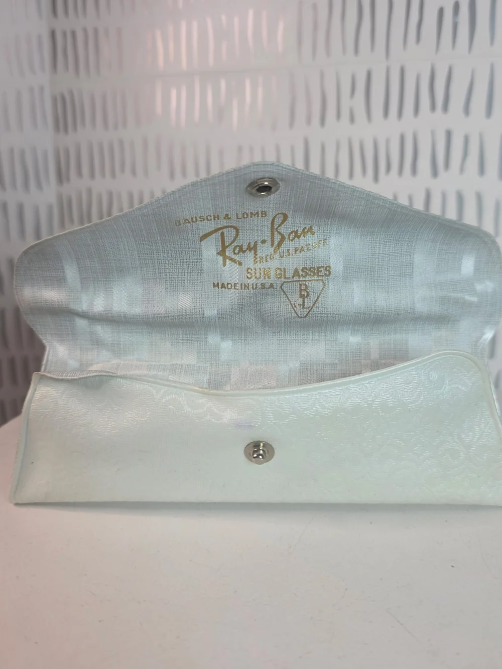 Vintage Bausch & Lomb Ray-Ban Sunglasses Case White Snap USA B&L No Glasses